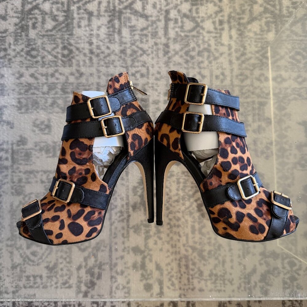 Anne Michelle SPYGLASS-07 Leopard Buckle Platform Heels 7.5